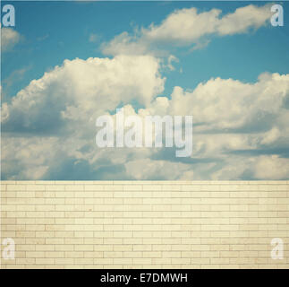 Ziegelwand mit Wolken und Himmel Stockfoto