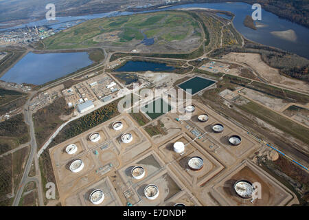 Luftaufnahme der Raffinerie Lagertanks an Ölsand Industrial Site, Fort McMurray, Alberta, Kanada Stockfoto