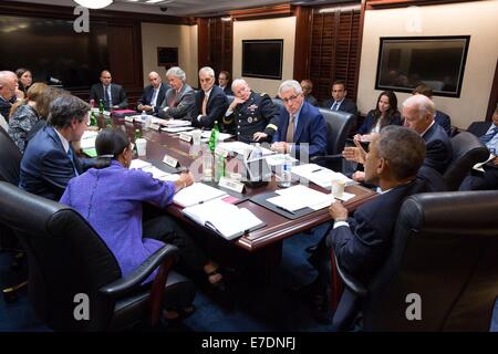 US-Präsident Barack Obama und Vize-Präsident Joe Biden mit Mitgliedern des nationalen Sicherheitsrates im Situation Room des weißen Hauses 10. September 2014 in Washington, DC treffen. Stockfoto
