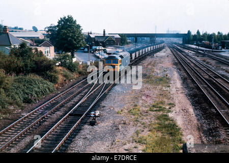 britische Klasse 47 Lokomotive Nummer 47353 schleppen Schienengüterverkehr bei Toton England uk 1976 Stockfoto