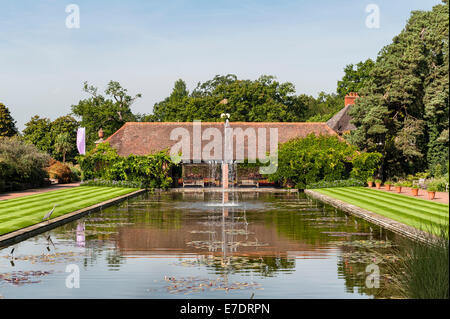 Der Royal Horticultural Society (RHS) Gärten, Wisley, Surrey, UK. Blick auf den Kanal in Richtung der loggia Stockfoto