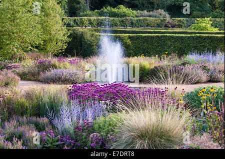 Scampston ummauerten Garten, Yorkshire, Großbritannien. Ein moderner Garten von Piet Oudolf entworfen mit mehrjährigen Pflanzen, Mitte August Wiese Stockfoto