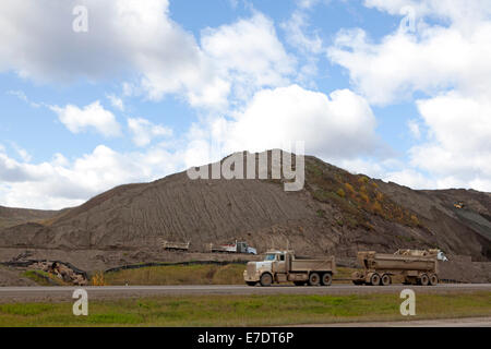 Lkw auf der Autobahn von Ölsand Halde, Fort McMurray, Alberta, Kanada. Stockfoto