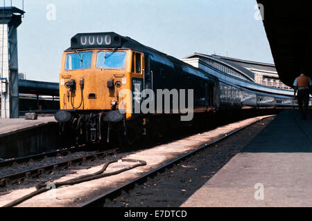 Britische Schiene 50 Lokomotiven Klassennummer 50039 Bristol station England Großbritannien 1976 Stockfoto