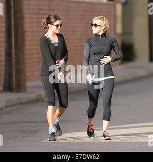 Nikki Reed und Julianne Hough teilen einen Lachen nach stoßen jeweils außerhalb einer Turnhalle nach einem Workout Featuring: Nikki Reed Julianne Hough wo: Los Angeles, California, Vereinigte Staaten von Amerika bei: 11. März 2014 Stockfoto