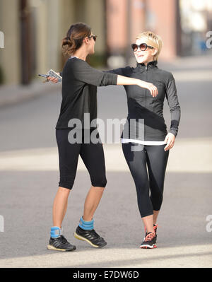 Nikki Reed und Julianne Hough teilen einen Lachen nach stoßen jeweils außerhalb einer Turnhalle nach einem Workout Featuring: Nikki Reed Julianne Hough wo: Los Angeles, California, Vereinigte Staaten von Amerika bei: 11. März 2014 Stockfoto