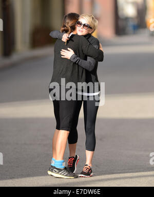 Nikki Reed und Julianne Hough teilen einen Lachen nach stoßen jeweils außerhalb einer Turnhalle nach einem Workout Featuring: Nikki Reed Julianne Hough wo: Los Angeles, California, Vereinigte Staaten von Amerika bei: 11. März 2014 Stockfoto