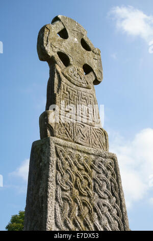 Die 11c Carew kreuzen sich am Carew Castle, Pembrokeshire. Eine hervorragende Keltenkreuz 4m hoch in Erinnerung an König Maredudd ap Edwin, starb 1035 Stockfoto