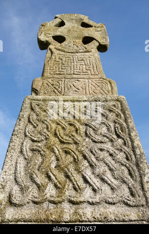 Die 11c Carew kreuzen sich am Carew Castle, Pembrokeshire. Eine hervorragende Keltenkreuz 4m hoch in Erinnerung an König Maredudd ap Edwin, starb 1035 Stockfoto