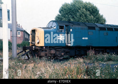 Britische Schiene Diesel Lokomotive Nummer 40021 Ivernia bei rötlich Depot Manchester England 1976 Stockfoto