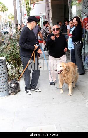 Danny DeVito, zum Mittagessen mit Freunden mit ihrem Haustier Hund Featuring: Danny DeVito Where: Los Angeles, California, Vereinigte Staaten von Amerika bei: 11. März 2014 Stockfoto