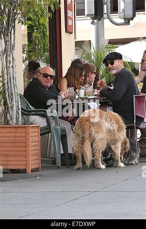 Danny DeVito, zum Mittagessen mit Freunden mit ihrem Haustier Hund Featuring: Danny DeVito Where: Los Angeles, California, Vereinigte Staaten von Amerika bei: 11. März 2014 Stockfoto