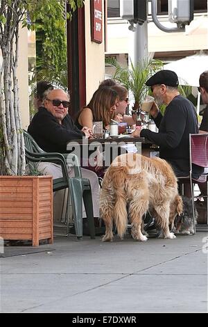 Danny DeVito, zum Mittagessen mit Freunden mit ihrem Haustier Hund Featuring: Danny DeVito Where: Los Angeles, California, Vereinigte Staaten von Amerika bei: 11. März 2014 Stockfoto