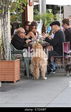 Danny DeVito, zum Mittagessen mit Freunden mit ihrem Haustier Hund Featuring: Danny DeVito Where: Los Angeles, California, Vereinigte Staaten von Amerika bei: 11. März 2014 Stockfoto