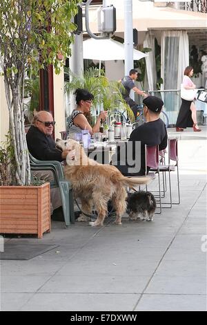 Danny DeVito, zum Mittagessen mit Freunden mit ihrem Haustier Hund Featuring: Danny DeVito Where: Los Angeles, California, Vereinigte Staaten von Amerika bei: 11. März 2014 Stockfoto