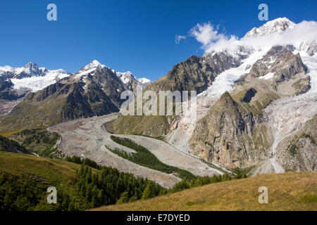 Seitenmoräne auf der Seite der schnell sich zurückziehenden Gletscher de Miage unten Mont Blanc, Italien. Stockfoto