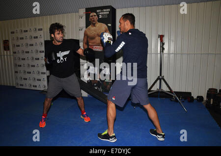 Photocall fo Boxer David "The Hayemaker" Haye zusammen mit seinem Trainer Ruben Tabares in Zusammenarbeit mit Peter Marcasciano startete die dritte in einer Reihe von neuen Elite training und Lagern bei seinem Hayemaker-Gym Lambeth mit Klimaanlage: Spencer M Stockfoto