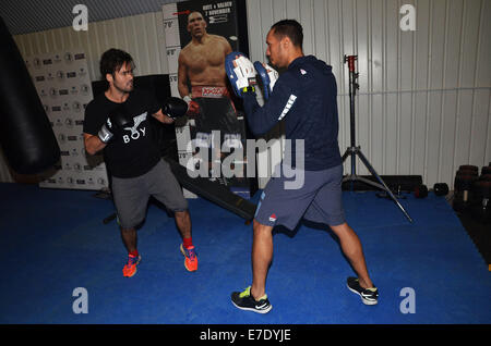 Photocall fo Boxer David "The Hayemaker" Haye zusammen mit seinem Trainer Ruben Tabares in Zusammenarbeit mit Peter Marcasciano startete die dritte in einer Reihe von neuen Elite training und Lagern bei seinem Hayemaker-Gym Lambeth mit Klimaanlage: Spencer M Stockfoto