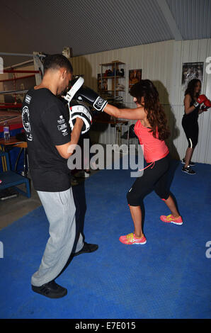 Photocall fo Boxer David "The Hayemaker" Haye zusammen mit seinem Trainer Ruben Tabares in Zusammenarbeit mit Peter Marcasciano startete die dritte in einer Reihe von neuen Elite training und Lagern bei seinem Hayemaker-Gym Lambeth mit Klimaanlage: Lizzie Cun Stockfoto