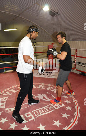 Photocall fo Boxer David "The Hayemaker" Haye zusammen mit seinem Trainer Ruben Tabares in Zusammenarbeit mit Peter Marcasciano startete die dritte in einer Reihe von neuen Elite training und Lagern bei seinem Hayemaker-Gym Lambeth mit Klimaanlage: David Haye Stockfoto