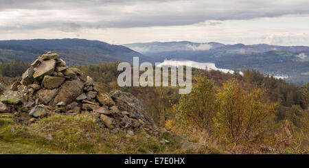 Suche über die Coniston Water im Norden, in der Nähe von Tarn Hows im Herbst. Stockfoto