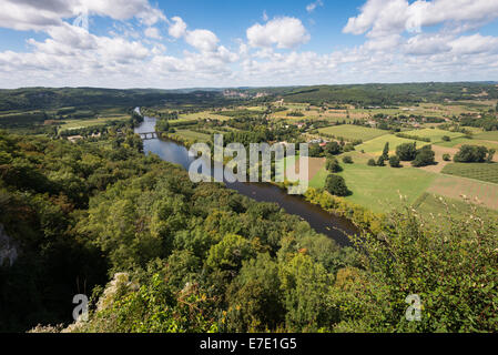 Blick über das Dordogne-Tal aus dem Dorf von Domme, Frankreich Stockfoto