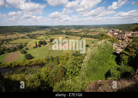 Blick über das Dordogne-Tal aus dem Dorf von Domme, Frankreich Stockfoto