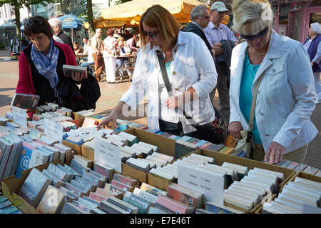 Gebrauchte Bücher für den Verkauf auf einem Flohmarkt, Leichlingen, Deutschland. Stockfoto