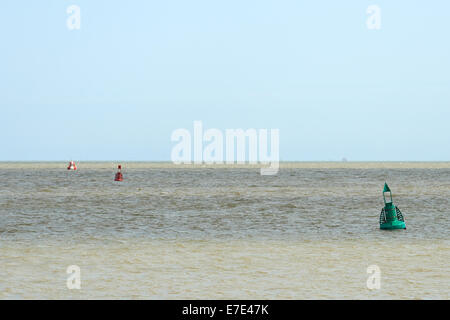 Bojen in der Nordsee zeigt den Eingang des Flusses Alde, Shingle Street, Suffolk, UK. Stockfoto