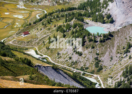 Ein Schmelzwasser See an der Seite schnell zurückweichenden Glacier du Miage, unten Mont Blanc du Courmayeur. Stockfoto