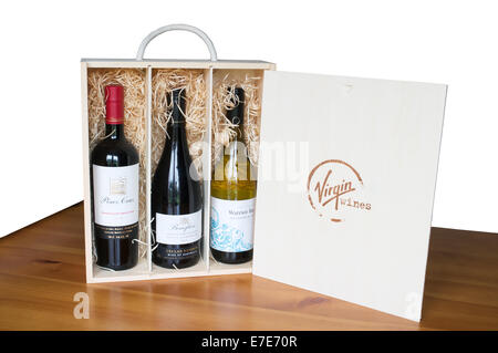 Präsentation oder Geschenk Box mit drei Flaschen Wein von Virgin Weine isoliert auf weißem Hintergrund. Stockfoto