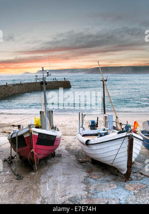 Angelboote/Fischerboote am Strand von Sennen Cove in der Nähe von Lands End in Cornwall Stockfoto