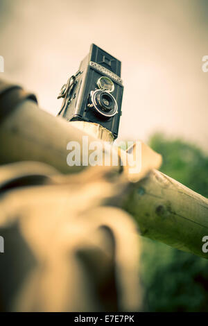 Vintage-Kamera auf einem Holzzaun. Stockfoto