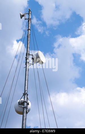 Funkturm Kommunikation mit Geräten über blauen Himmelshintergrund Stockfoto