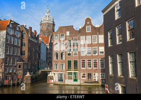 Streetview mit bunten Backsteinhäuser und Kuppel der St. Nicolas Church in Amsterdam Stockfoto