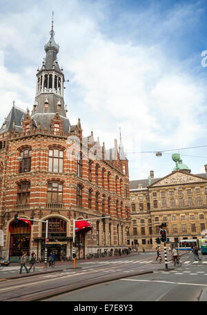 AMSTERDAM, Niederlande - 19. März 2014: Ehemalige Amsterdam Main Post Office, derzeit ein Einkaufszentrum Magna Plaza genannt Stockfoto