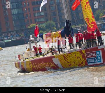 Clipper round the World Yachtrennen gesponsert 2013/14 chinesischen Qingdao Boot Fluss Themse London England Europa Stockfoto