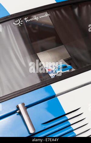 Fiat 500 auf der Hutablage in einen echten Fiat 500 Spielzeug, Blick durch die Heckscheibe, Nahaufnahme, Guia de Isora, Teneriffa, Kanarische Isl Stockfoto