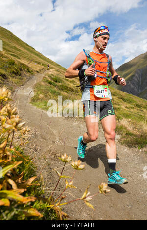 Berg Racer Unternehmen die Ultra tour du Montblanc ein Bergmarathon mit einem Abstand von 166 km, mit einer gesamten Höhenunterschied von rund 9.600 m. Die schnellsten Läufer werden in weniger als 24 Stunden ausgeführt. Hier steigen die Rennfahrer den Grand Col Ferret in die Schweiz. Stockfoto