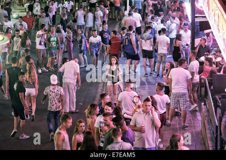 Junge britische Touristen genießen Sie in Punta Ballena in Magaluf auf der spanischen Insel Mallorca Stockfoto