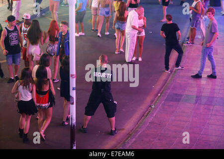 Junge britische Touristen genießen Sie in Punta Ballena in Magaluf auf der spanischen Insel Mallorca Stockfoto