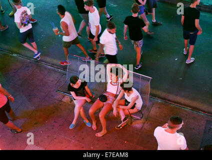 Junge britische Touristen genießen Sie in Punta Ballena in Magaluf auf der spanischen Insel Mallorca Stockfoto