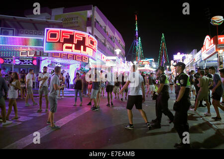 Junge britische Touristen genießen Sie in Punta Ballena in Magaluf auf der spanischen Insel Mallorca Stockfoto