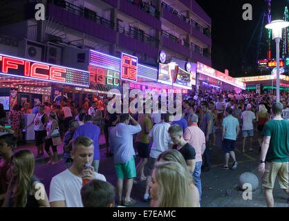 Junge britische Touristen genießen Sie in Punta Ballena in Magaluf auf der spanischen Insel Mallorca Stockfoto