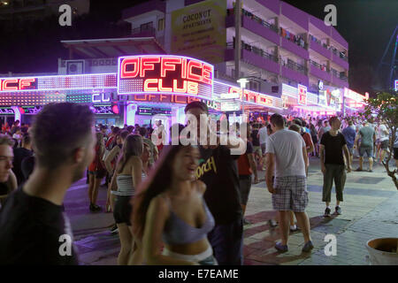 Junge britische Touristen genießen Sie in Punta Ballena in Magaluf auf der spanischen Insel Mallorca Stockfoto