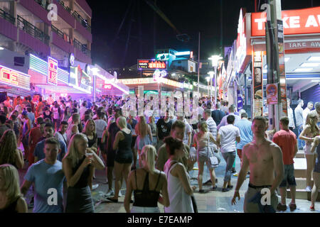 Junge britische Touristen genießen Sie in Punta Ballena in Magaluf auf der spanischen Insel Mallorca Stockfoto