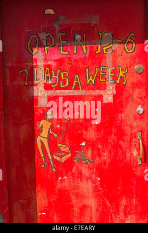 Haustür von einem alten Plattenladen in Camden in Sonne und Schatten verblasst Stockfoto