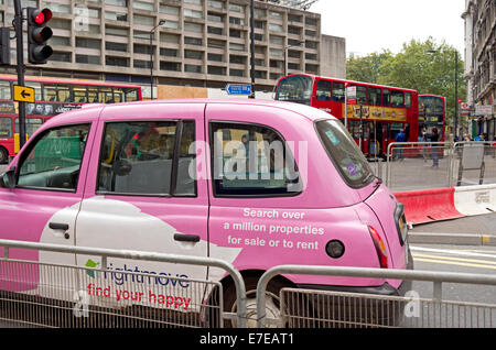 Pink Taxi in London mit Bettler gesehen durch Fenster rote Bus im Hintergrund Stockfoto