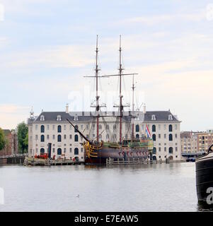 Niederländische National Maritime Museum (Scheepvaartmuseum) in Amsterdam, Niederlande. Replikat VOC-Schiff Amsterdam festgemacht vor. Stockfoto