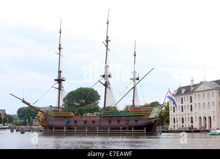 Replikat VOC-Schiff Amsterdam festgemacht vor Dutch National Maritime Museum (Scheepvaartmuseum) in Amsterdam, Niederlande Stockfoto